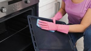 How to clean the inside of an oven (Step-by-step)