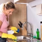 How to clean the kitchen sink