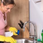 How to clean a kitchen sink